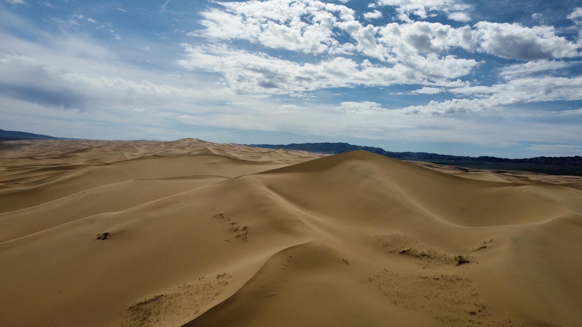 The stunning sand dunes of the Gobi Desert, a highlight of Mongolia's natural beauty.